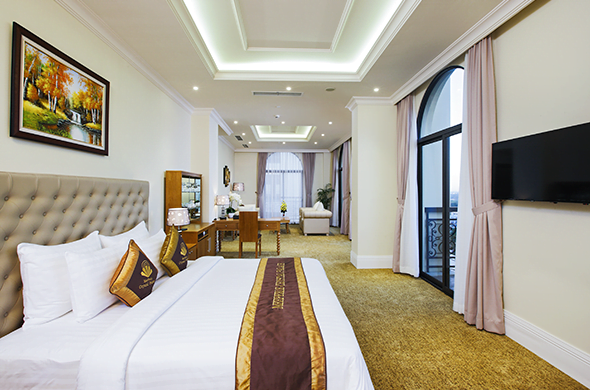 Suite Room-MerPerle Crystal Palace Hotel