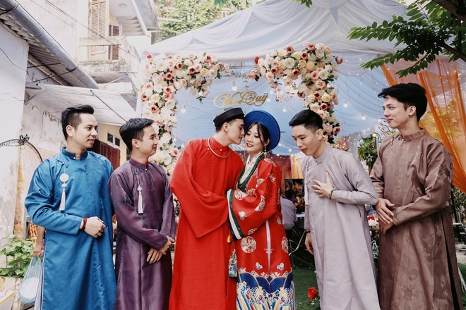 Trong bức ảnh này, bạn sẽ thấy vẻ đẹp tuyệt vời của trang phục cưới cổ phục Việt. Với sự kết hợp tài tình của các nghệ nhân, những mảng màu truyền thống sẽ được đan xen vào nhau để tạo ra một bức tranh tuyệt đẹp và đầy chất dân tộc.