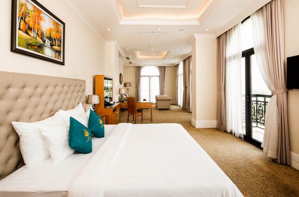 Phòng Suite tại khách sạn MerPerle Crystal Palace