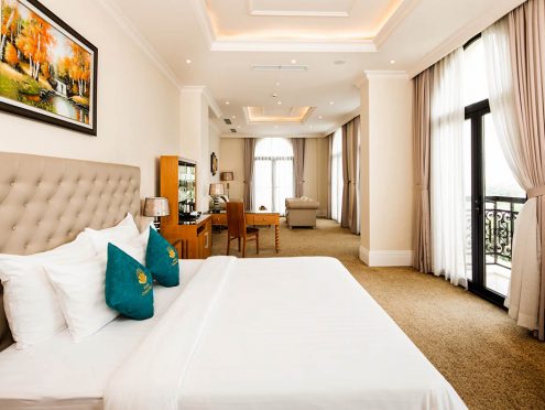 Phòng Suite tại khách sạn MerPerle Crystal Palace
